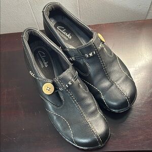 Clarks Black Leather Loafers with Cute Stitch and Flower Button Details size 6